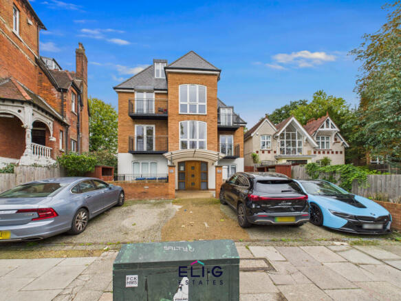 A purpose built luxury & spacious first floor 3 b