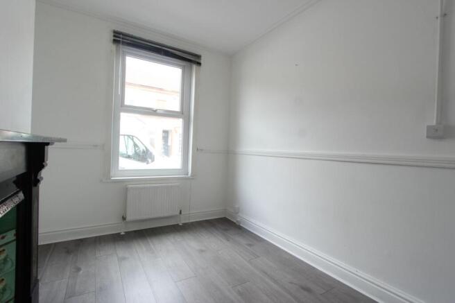 2 bed Terraced to rent Image 5