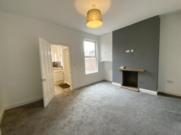 2 bed Terraced to rent Image 4