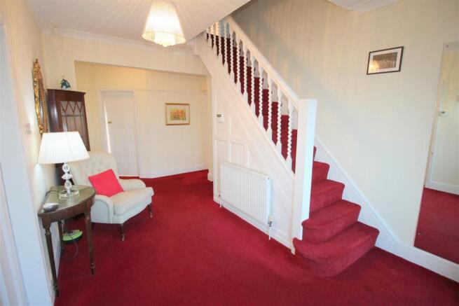 St Leonards Road West, 18, hallway.JPG