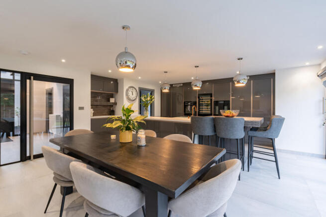 7 bed Detached for sale Image 5
