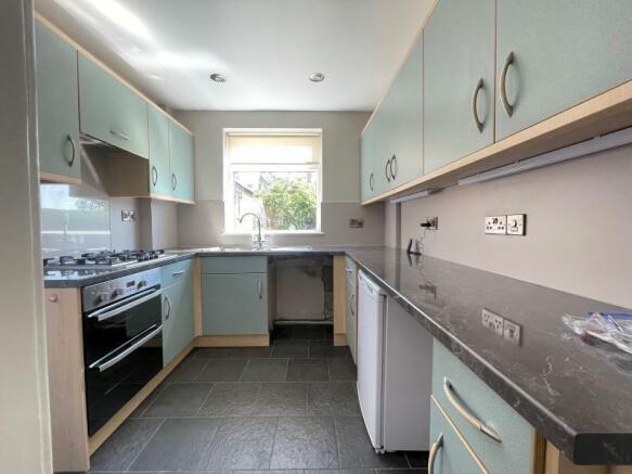 4 bed Semi-Detached to rent Image 4
