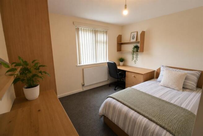 4 bed Semi-Detached to rent Image 7