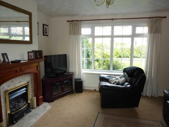 LOUNGE/DINING ROOM