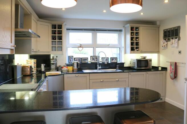 KITCHEN/BREAKFAST ROOM