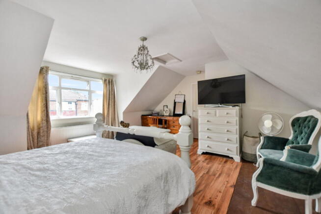4 bed Detached for sale Image 11