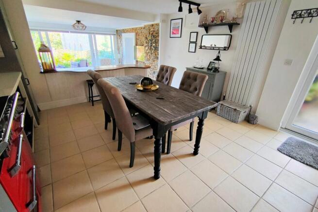 KITCHEN/BREAKFAST ROOM