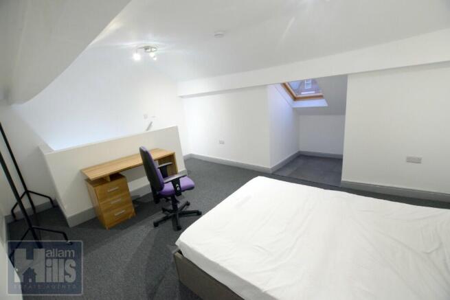 3 bed Flat to rent Image 11