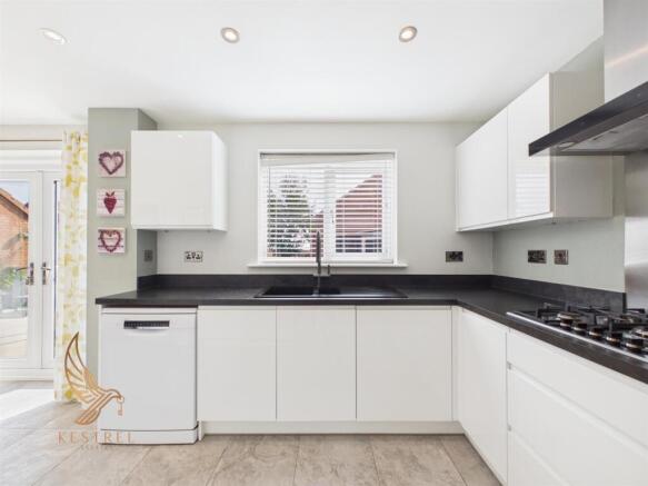 4 bed Detached for sale Image 9