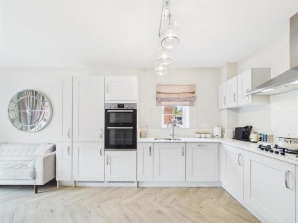 KITCHEN/DINING