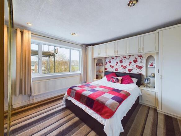 5 bed Detached for sale Image 7