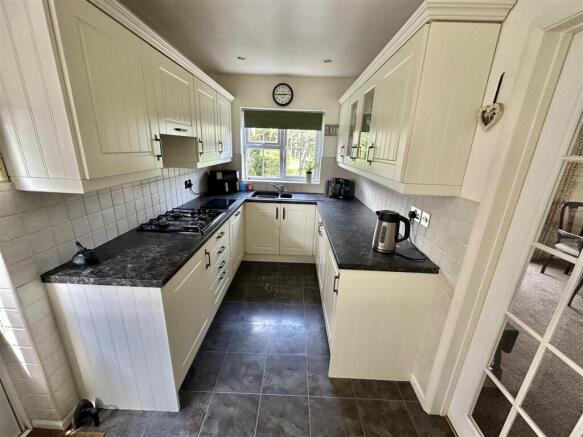 4 bed Detached for sale Image 4