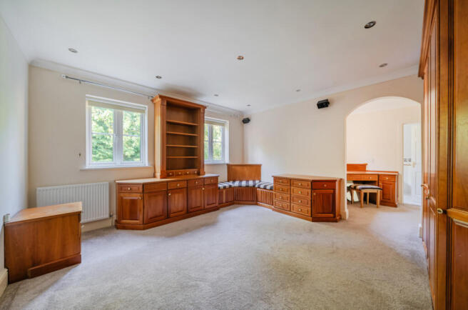 5 bed Detached for sale Image 11