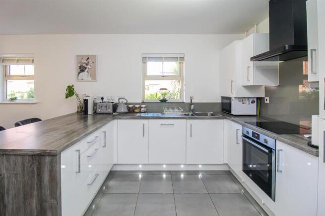 4 bed Detached for sale Image 5