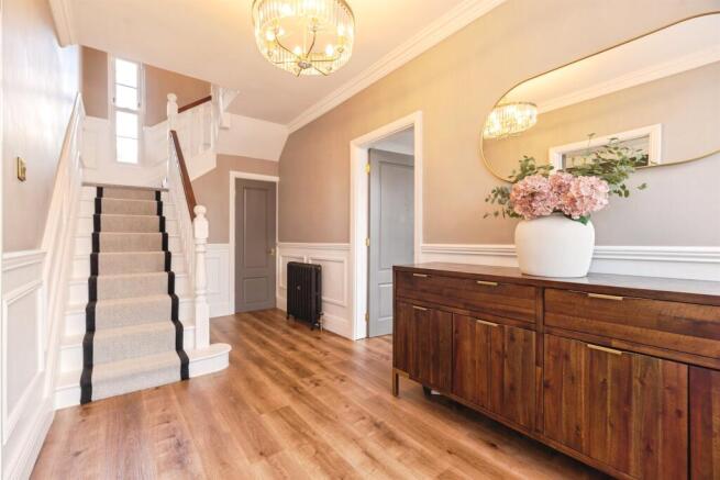 5 bed Detached for sale Image 10