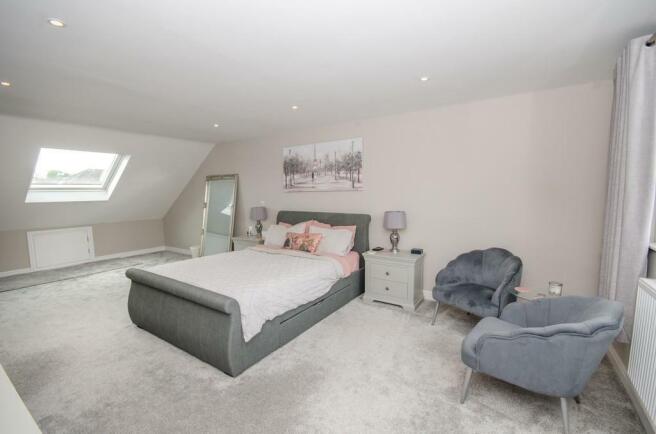 Master bedroom pic 2.jpg