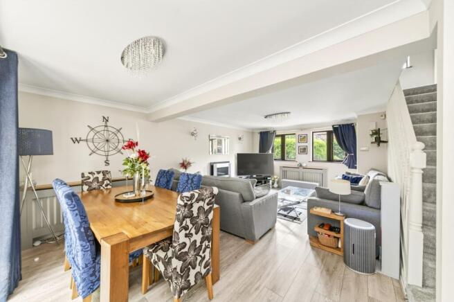OPEN-PLAN LIVING DINING ROOM