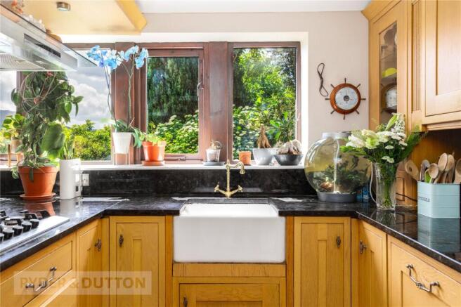 5 bed Detached for sale Image 9