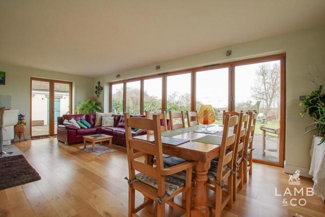 FAMILY ROOM/DINING AREA