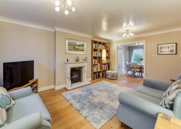 41 Penleigh Gardens-living2 RE.jpg