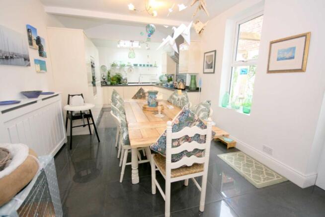 FAMILY DINING KITCHE