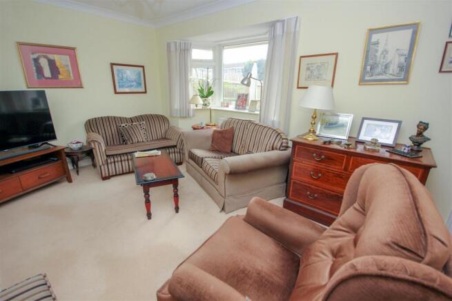 Lounge 1.jpg