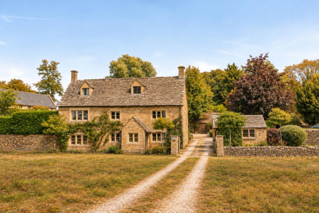 Autumn Grass at the Cotswold Cottage.png