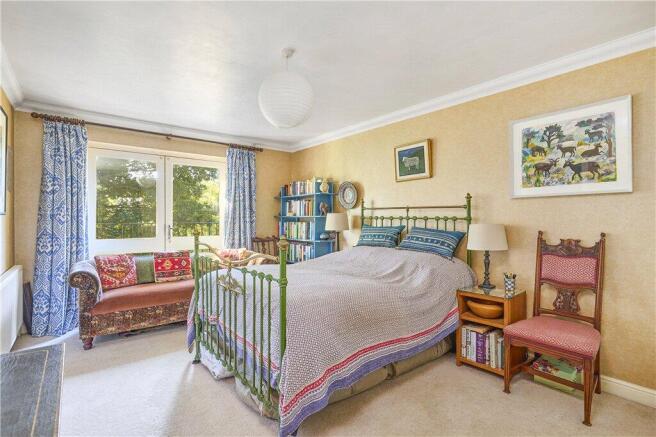 5 bed Detached for sale Image 9
