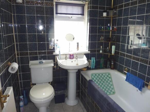 1ST FLOOR BATH/W.C.