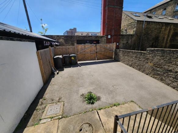 3 bed Terraced to rent Image 8