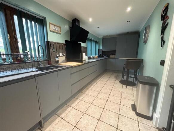 MODERN KITCHEN