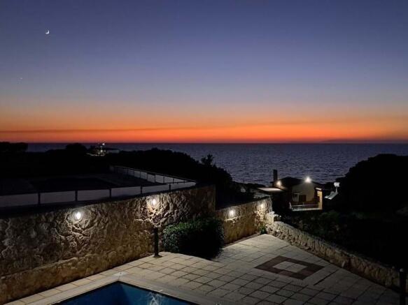 3-bedroom villa + 4m x 8m swimming pool + walking distance to the beach + central heating system Image 9999 2