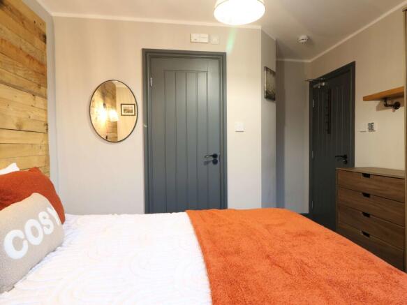 121 Hershal Crescent Room 6 1.JPG