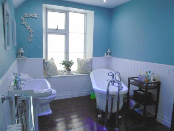 LARGE BATH/SHOWER ROOM