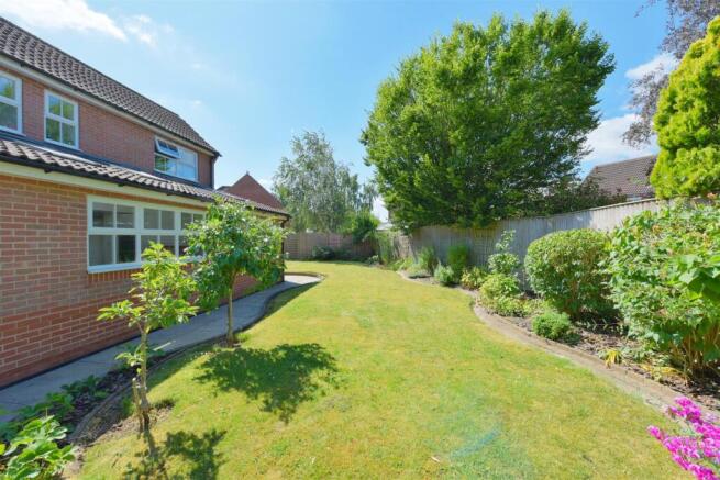 7 bed Detached to rent Image 5