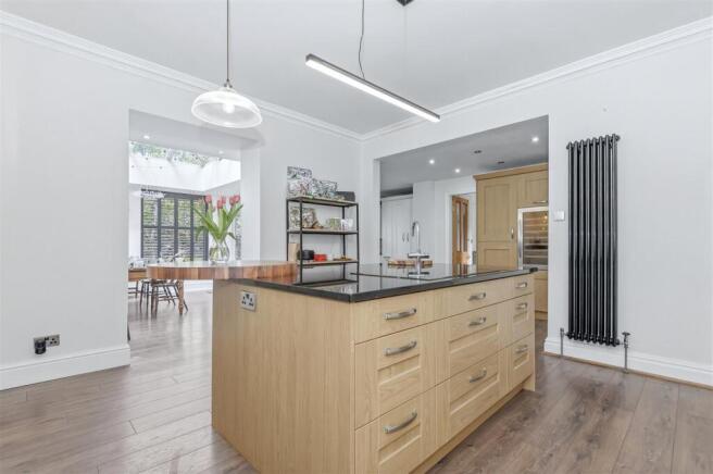 5 bed Semi-Detached for sale Image 8