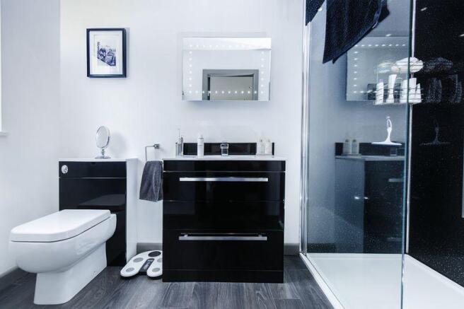 Bedroom 1 En-S...