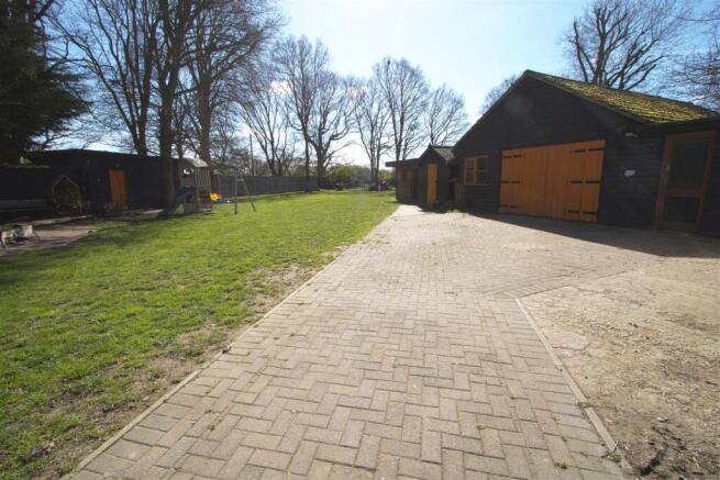 BARN STYLE DOUBLE GARAGE