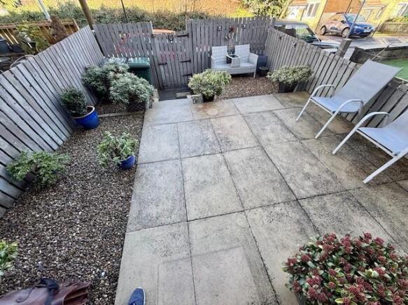 2 bed Terraced to rent Image 5