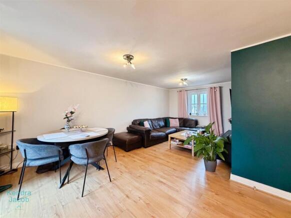 2 bed Apartment for sale Image 4