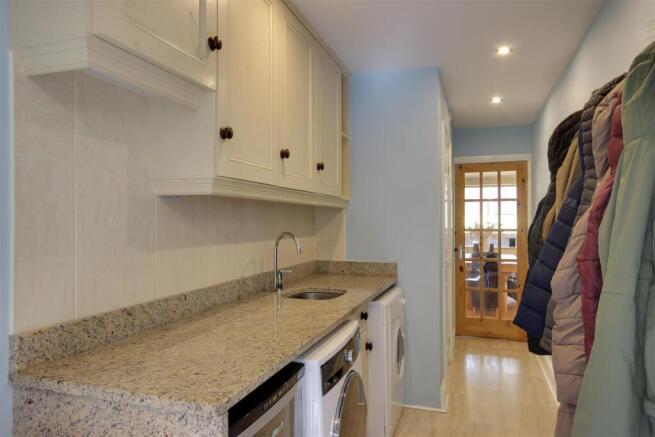 6 bed Detached for sale Image 12