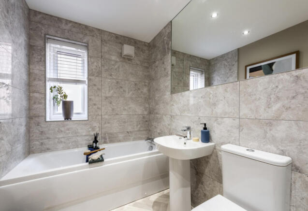 5 bed Detached for sale Image 11