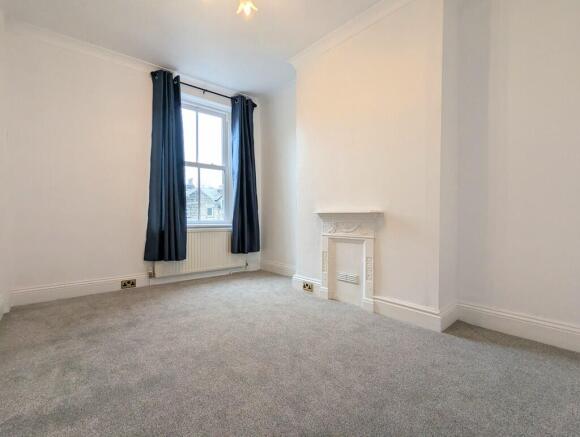 4 bed Semi-Detached to rent Image 8