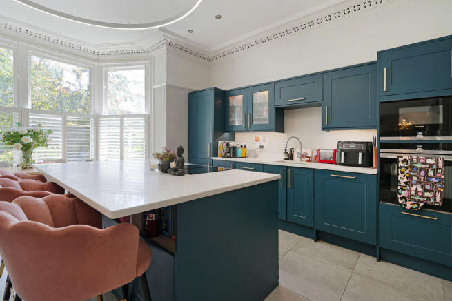 5 bed Detached for sale Image 7