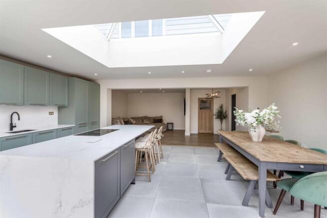 5 bed Detached for sale Image 5
