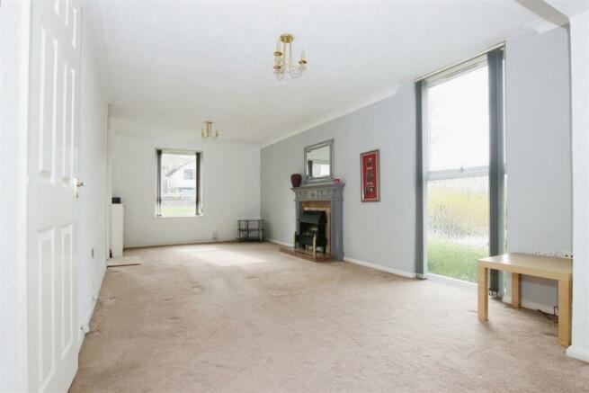LOUNGE / DINING ROOM