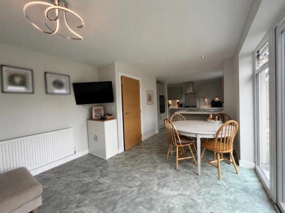 4 bed Detached to rent Image 6