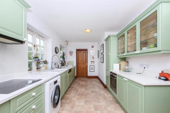 5 bed Detached for sale Image 12