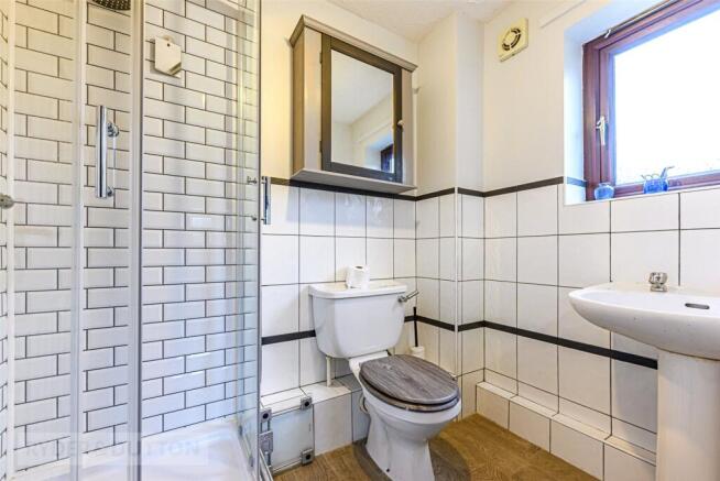 5 bed Detached for sale Image 11
