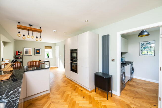 5 bed Detached for sale Image 11